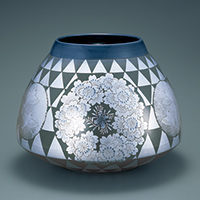 秞裏銀彩菱形わらび文花入人気作家　中田一於完品 秞裏銀彩菱形わらび文花入人気作家 中田一於完品